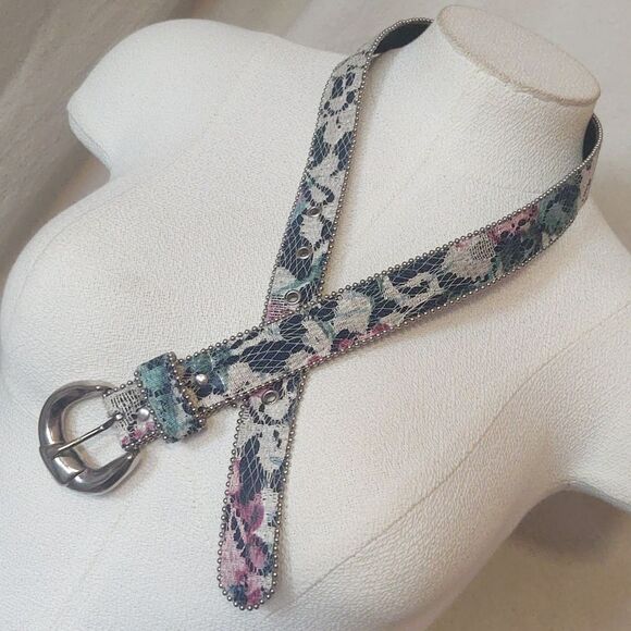 Vintage Floral Lace Belt With Silver Trim and Buckle - Small - Picture 1 of 9